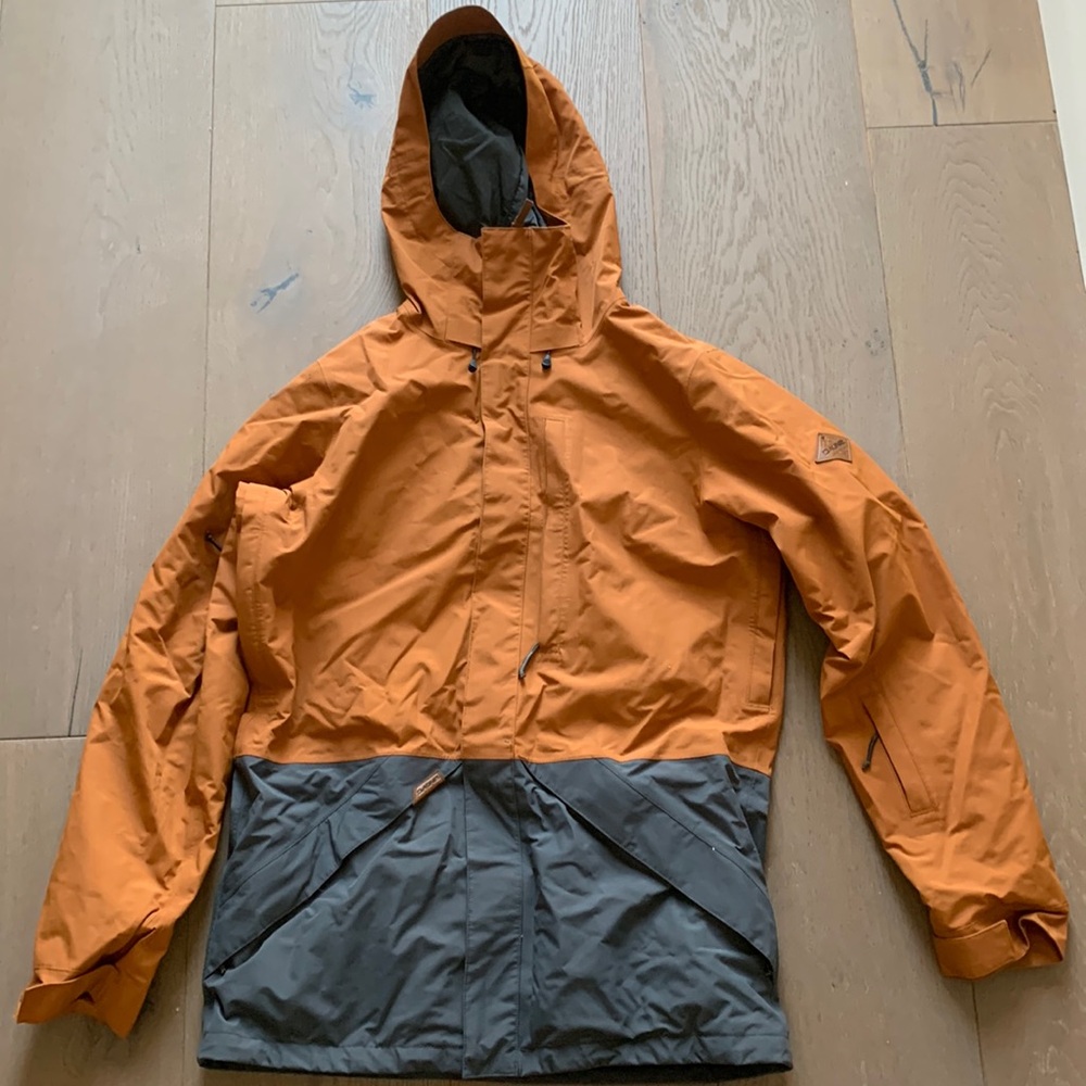 Dakine Smyth 2 from 2018. Gore Tex shell with powder skirt in orange/grey